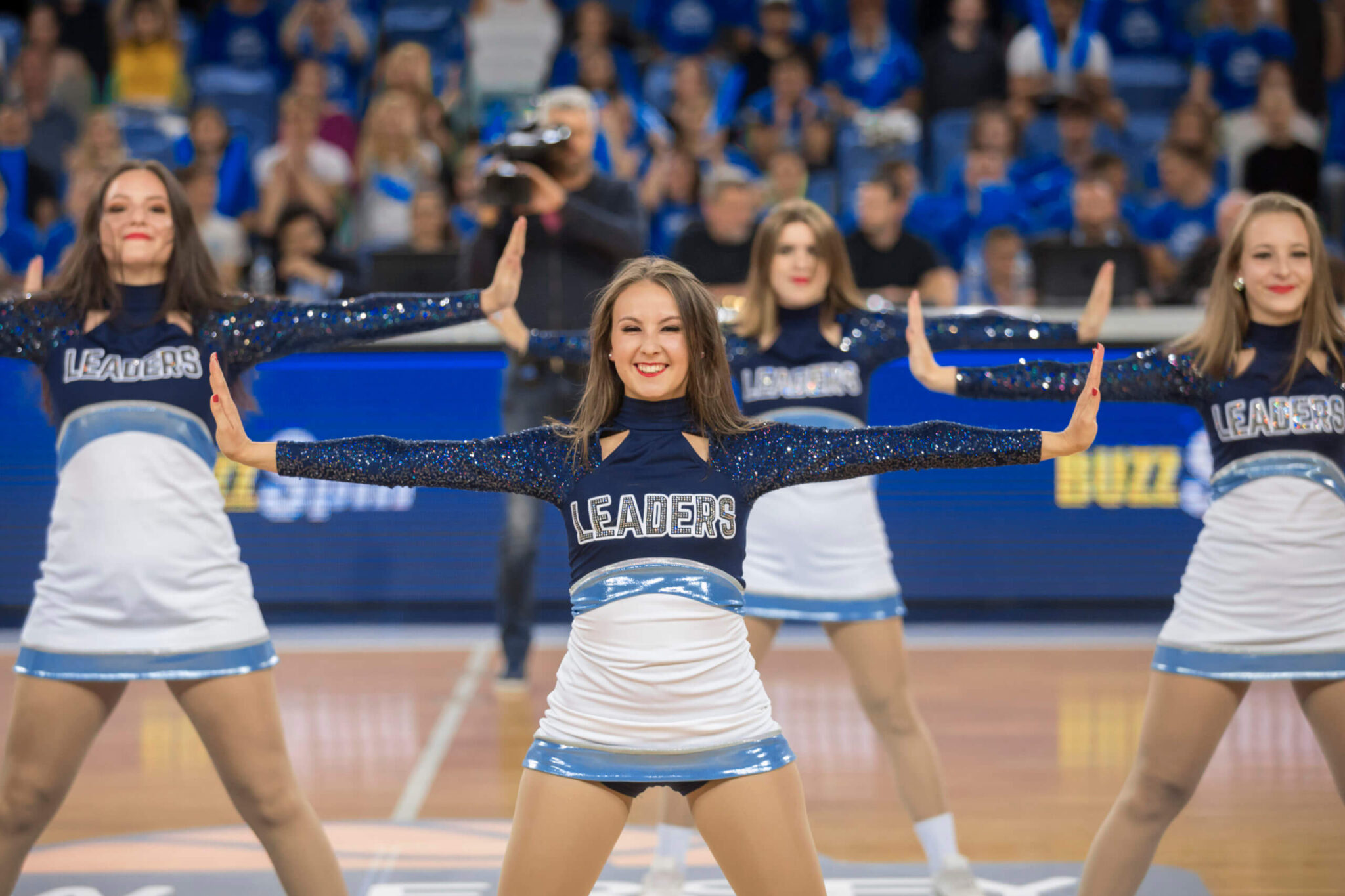 How to Find the Right College Cheerleading Scholarship: The 4 W's